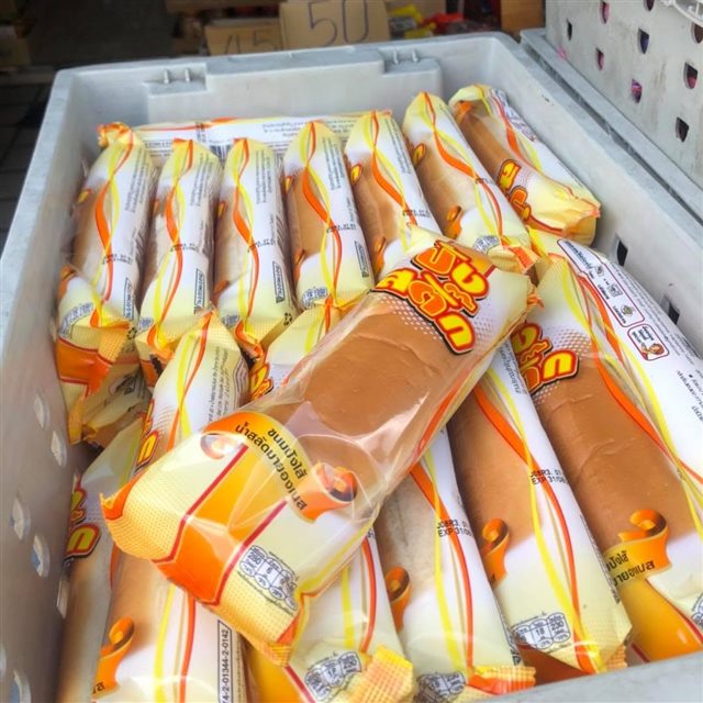 ขนมปังสติ๊กไส้น้ำสลัดห่อชิ้นในลัง