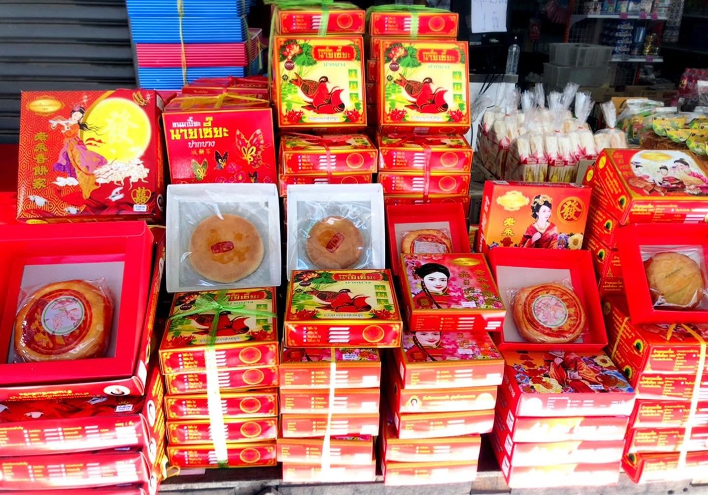 กล่องขนมเปี๊ยะสีแดงหลายเจ้าวางเรียงหน้าร้าน