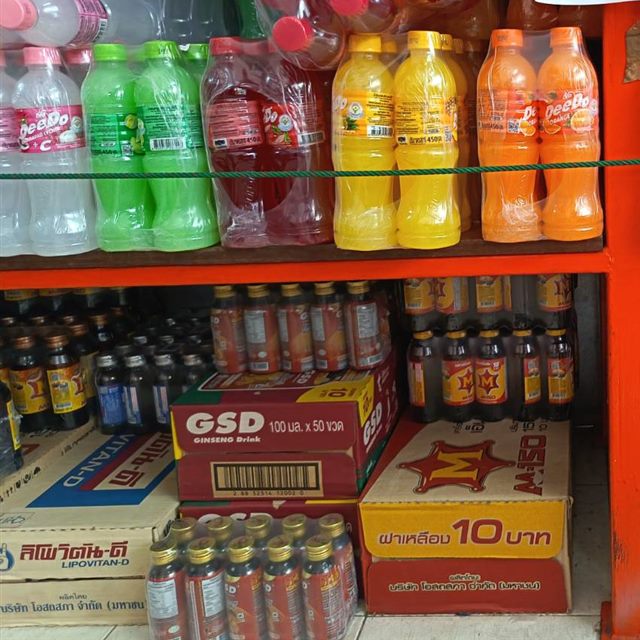 ชั้นเครื่องดื่ม น้ำหวานและเครื่องดื่มชูกำลัง