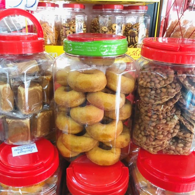 ขนมกระปุก ขนมเปี๊ยะเต๋า โดนัท และถั่วทอดแผ่น
