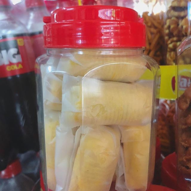 ขนมกระปุกฝาแดงวางบนชั้น