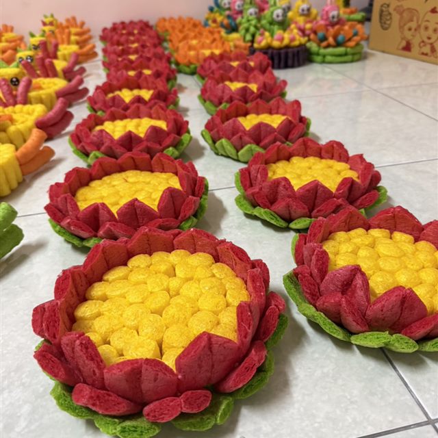 กระทงอาหารปลาทรงดอกบัว