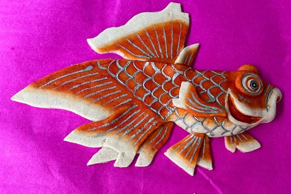 ขนมปลาทองตัวใหญ่ลงสีส้ม