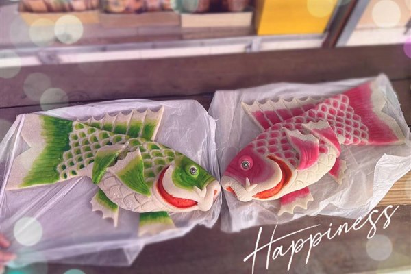 ขนมปลาคู่ตัวใหญ่ สีเขียวและสีชมพู