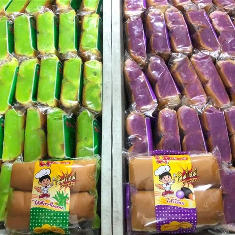 ขนมปังสีเขียวและสีม่วงห่อชิ้น